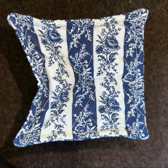 𝅺CHARM your hosts with this Quilted wine/ liquor gift bag. - Picture 3 of 3